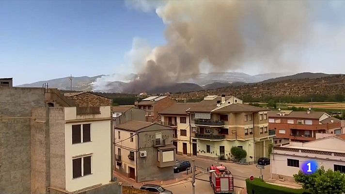 Unes 50 dotacions dels bombers treballen en l'incendi d'Artesa