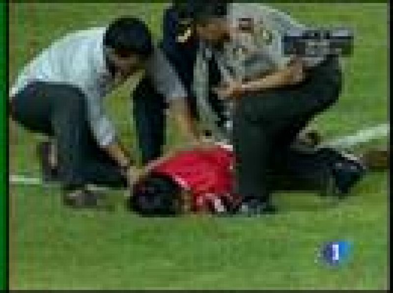 Un hincha indonesio saltó al césped y llegó a encarar al meta de Omán, que entre risas detuvo el chut del espontáneo. A continuación fue placado por las fuerzas de seguridad y sacado del terreno de juego.