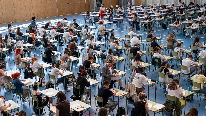 Telediario 1 - Las notas de corte para acceder a la Universidad son cada vez más altas