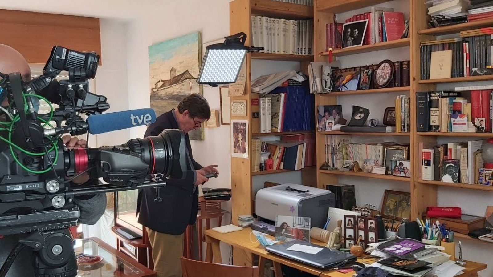 Luis García Montero en su casa de Granada | Ver