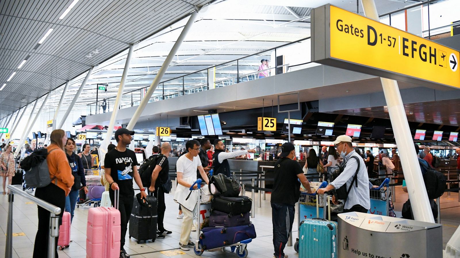 Gatwick y Ámsterdam reducen los vuelos por falta de personal