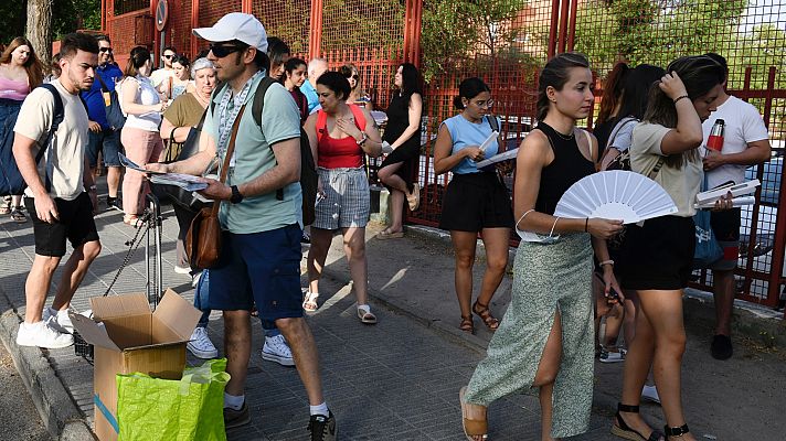Telediario 1 - Las oposiciones a docente arrancan bajo un intenso calor