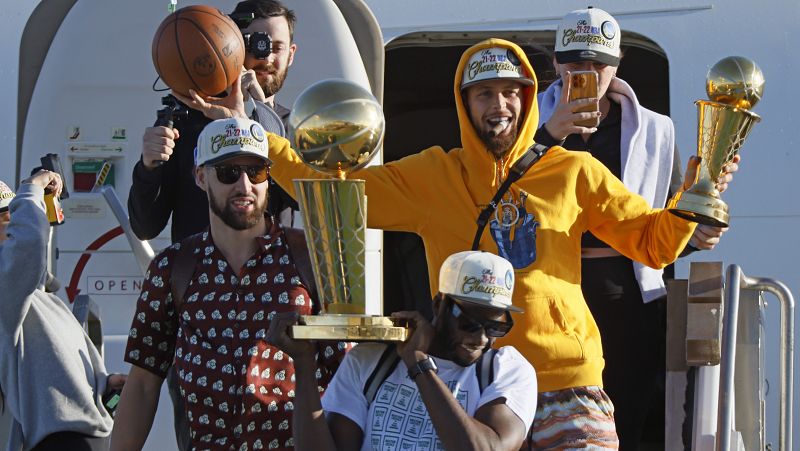 Los Warriors celebran en San Francisco el anillo de campeones     