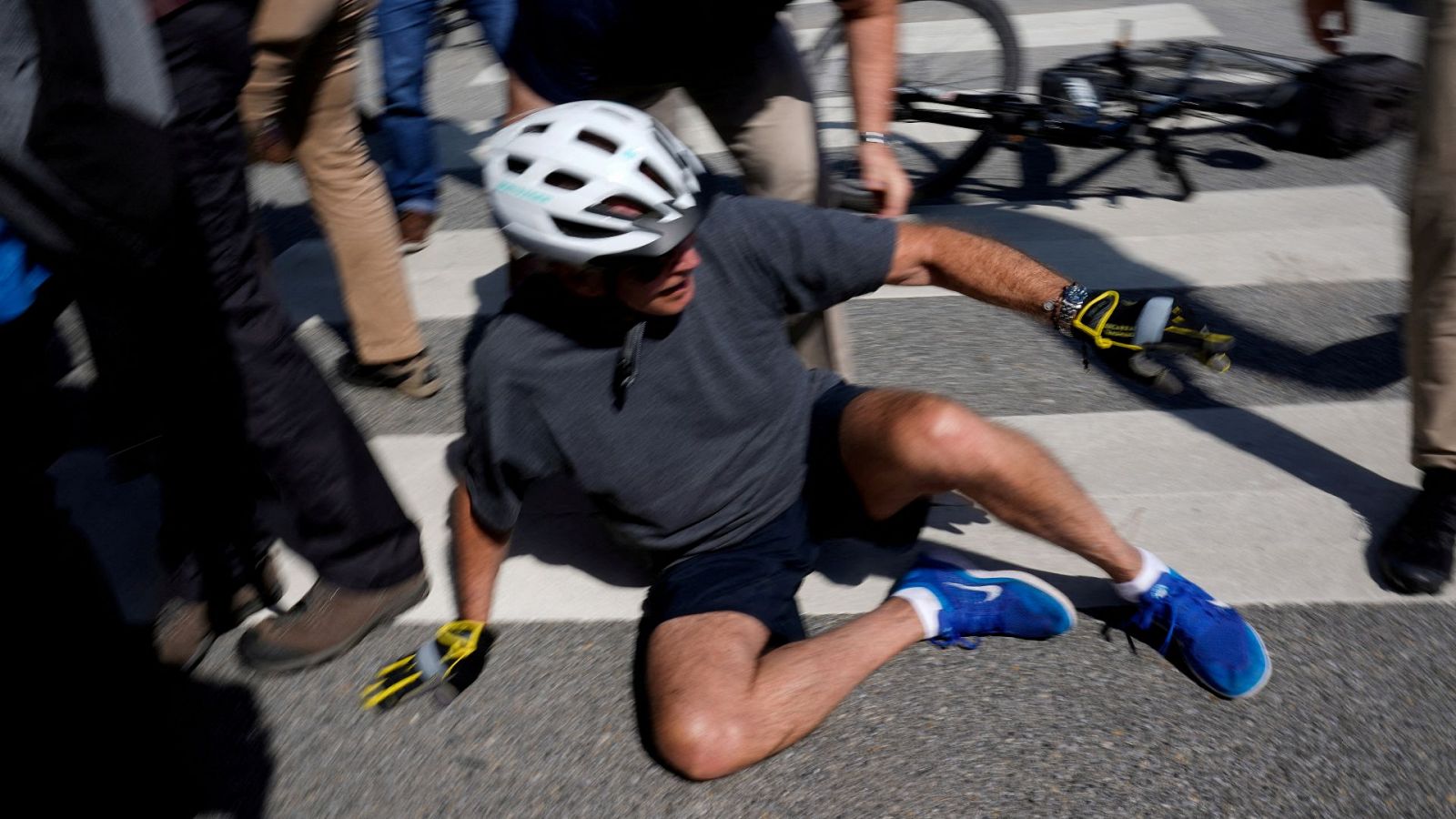 Joe Biden se cae de la bicicleta: Estoy bien