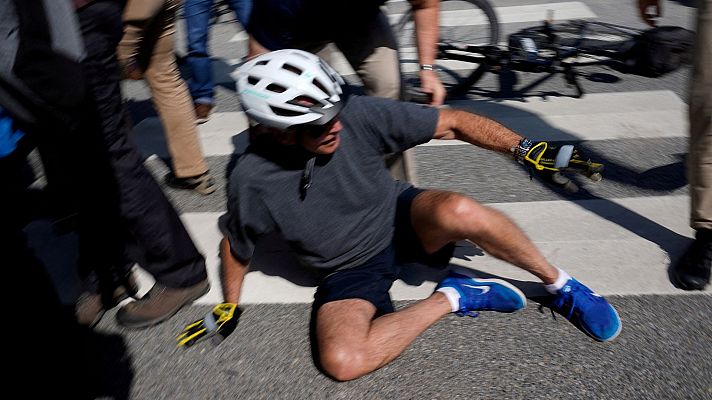 Biden se cae de la bicicleta durante un paseo por la playa: "Estoy bien"
