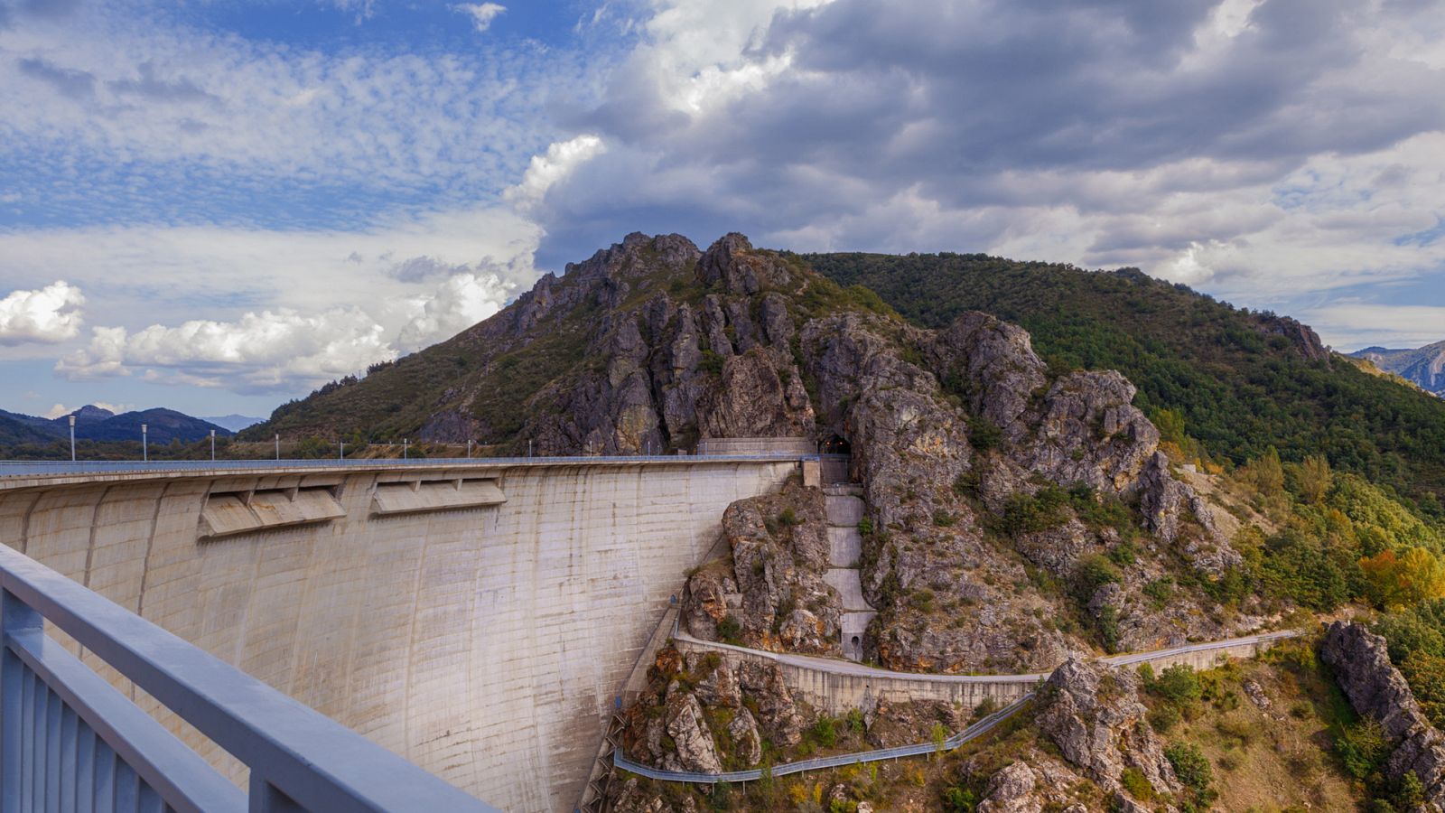 350.000 paladas - Episodio 1: El embalse de Riaño, un espejo entre montañas - Documental en RTVE