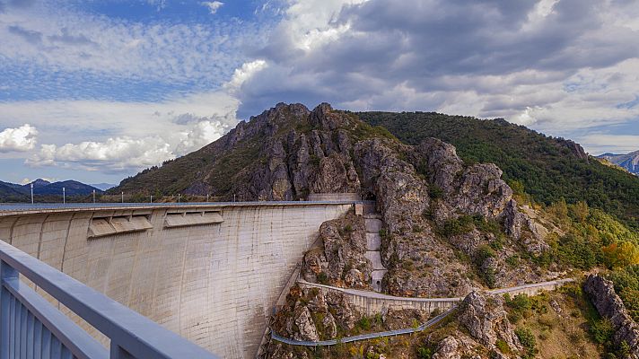 El embalse de Riaño, un espejo entre montañas