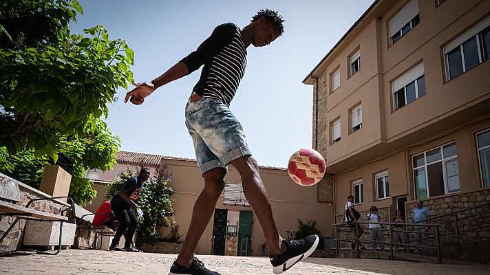 Tres jóvenes describen su situación como refugiados desde España: "En mi país no hay trabajo, todo es duro"