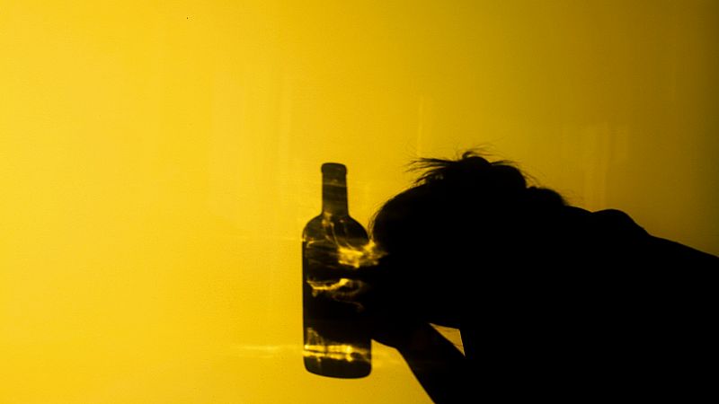 Las mujeres con problemas de alcohol o drogas tardan más en pedir ayuda que los hombres