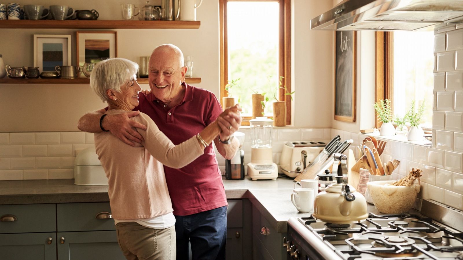 Optimismo, ejercicio físico, solidaridad y otras claves para envejecer feliz, según el psiquiatra Luis Rojas Marcos