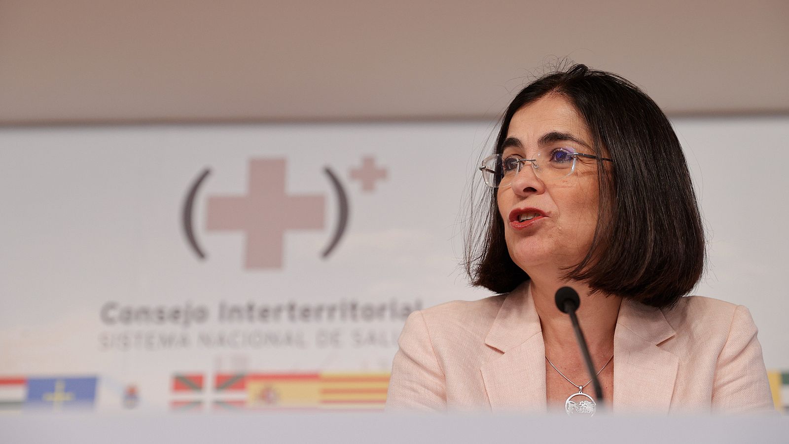 Darias pide a las comunidades autónomas que garanticen la asistencia sanitaria