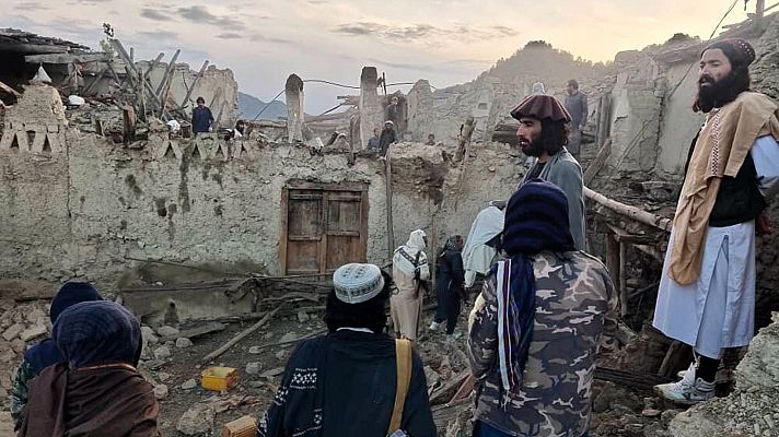 Casi mil muertos en un terremoto en Afganistán