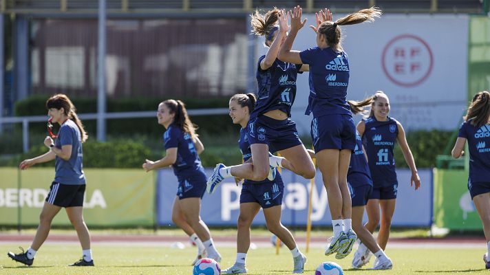 Telediario 2 - Alexia Putellas y la selección española desatan la locura en Las Rozas