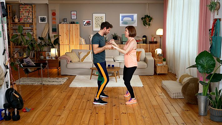 Cesc Escolà i Samanta Villar fan rutina de força de cames