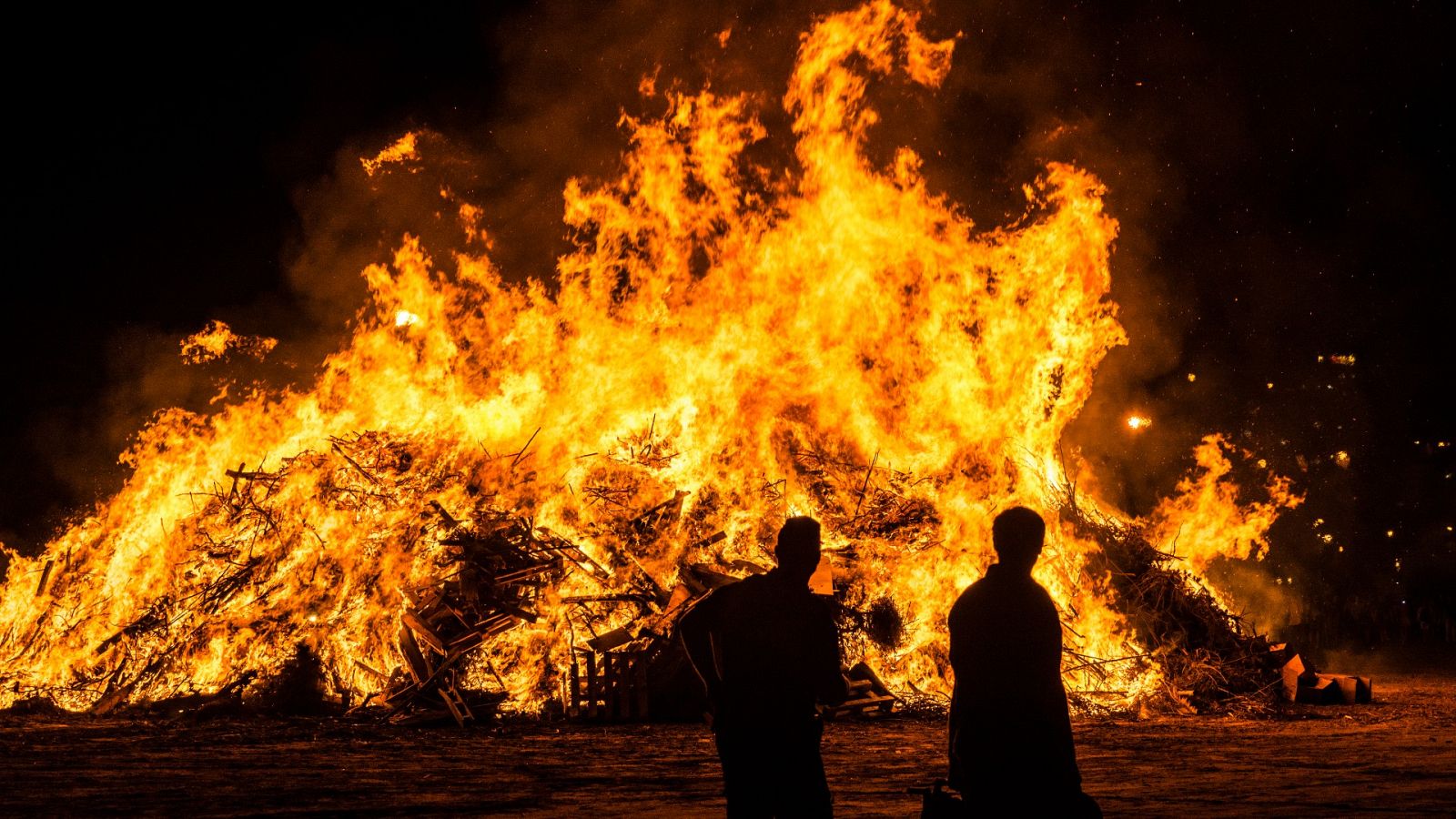 Arrancan los preparativos para la noche de San Juan en las playas españolas