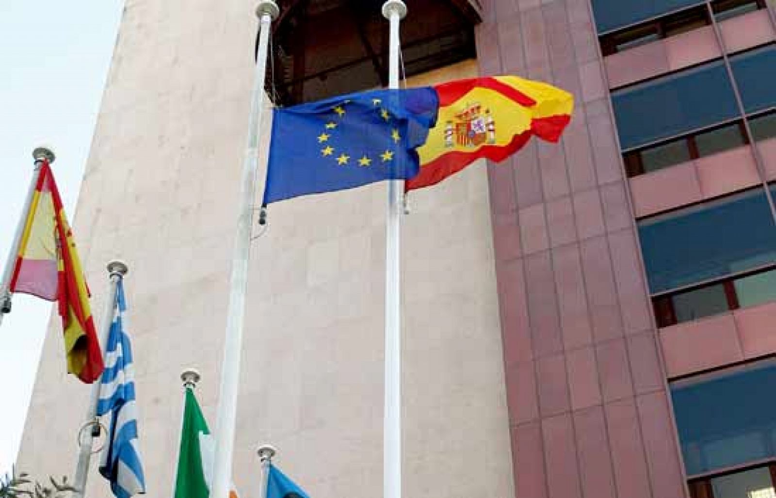 El izado de banderas marca el arranque de la Presidencia de la UE