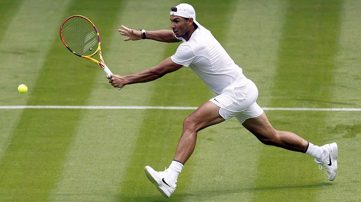 Nadal se entrena en la central de Wimbledon