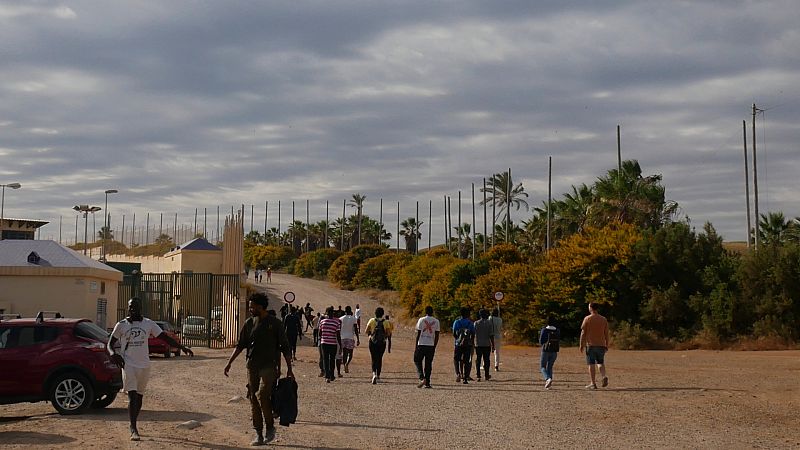 Más de 400 migrantes intentan entrar en Melilla saltando la valla fronteriza