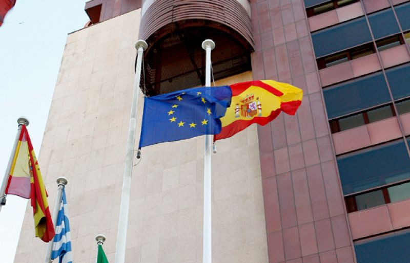 La bandera europea ondea ya con la española en la sede de la UE en Madrid, marcando el inicio de los actos de inauguración de la Presidencia.  