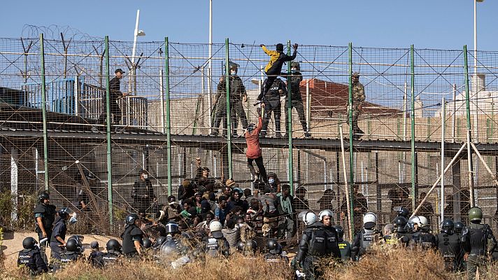 Telediario 1 - Al menos 133 migrantes entran en Melilla tras saltar la valla fronteriza