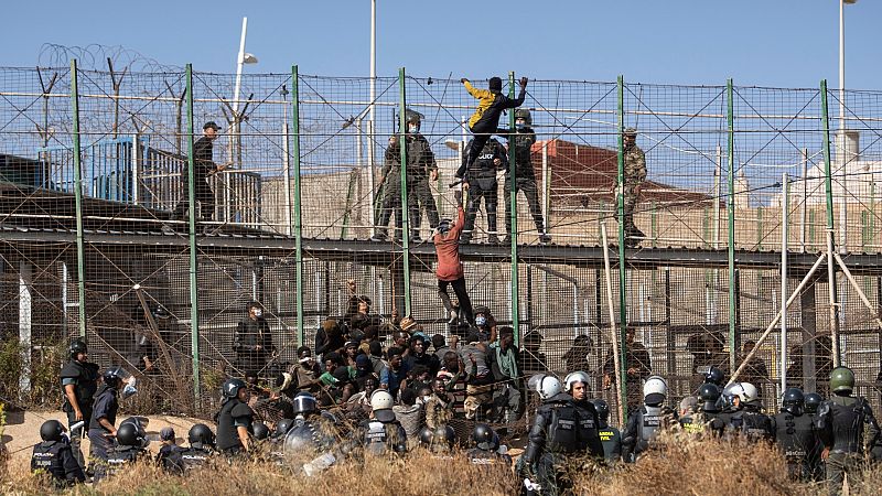 Al menos 133 migrantes entran en Melilla tras saltar la valla fronteriza