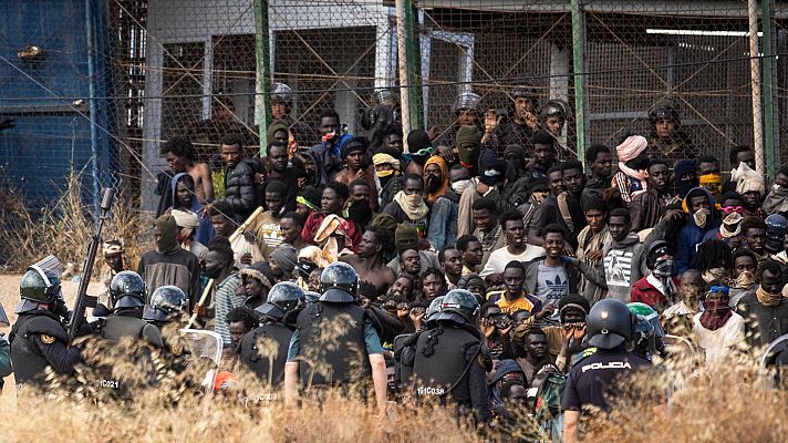 Siete muertos y cientos de heridos en un intento masivo de salto a la valla de Melilla