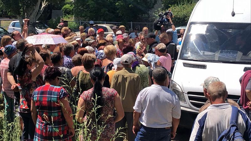 Los voluntarios reparten productos de primera necesidad en el frente