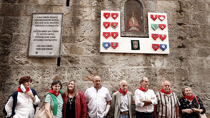 Las peñas de Pamplona homenajean los cánticos a San Fermín