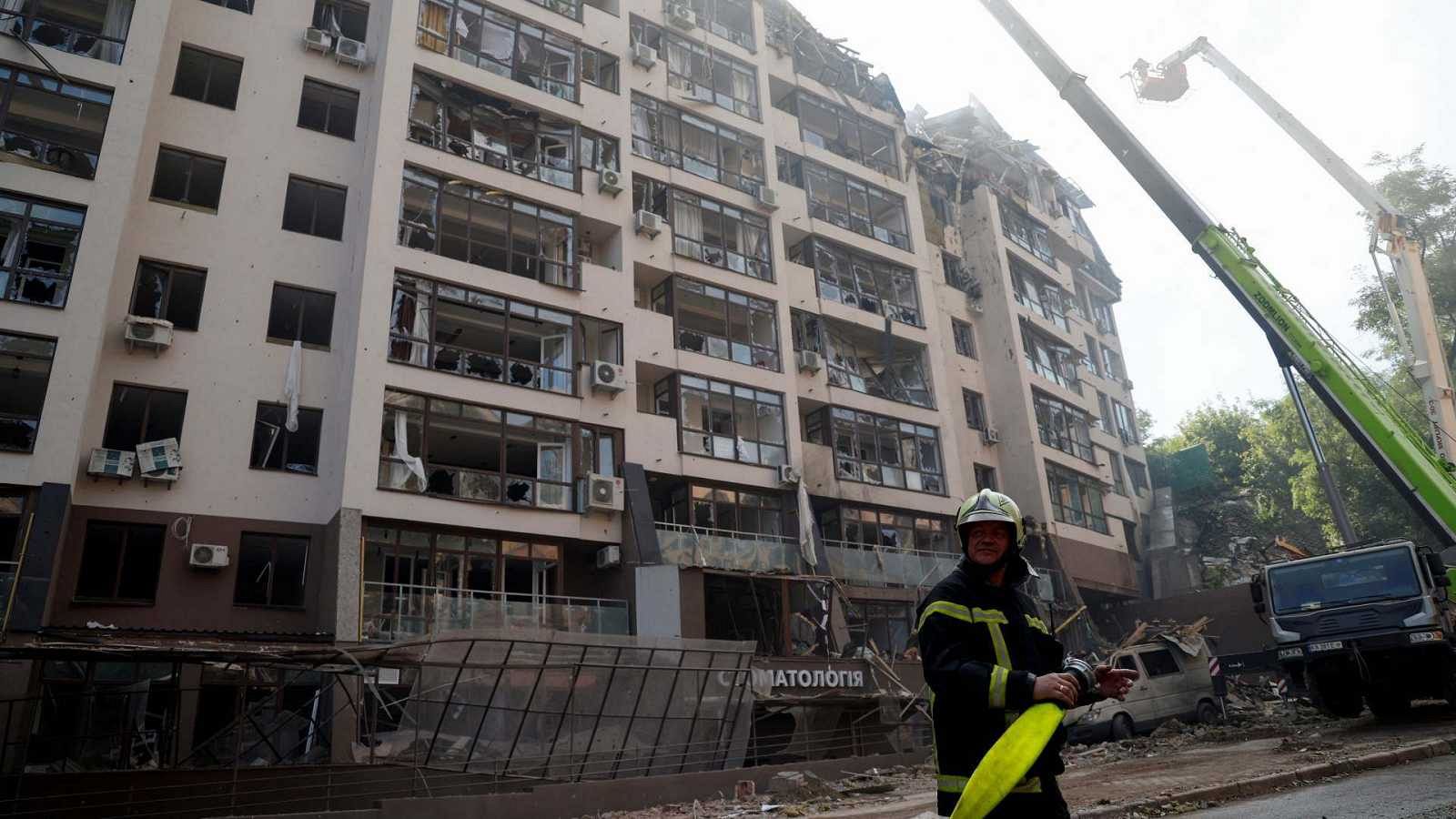Kiev registra explosiones causadas por misiles en un edificio residencial | Ver