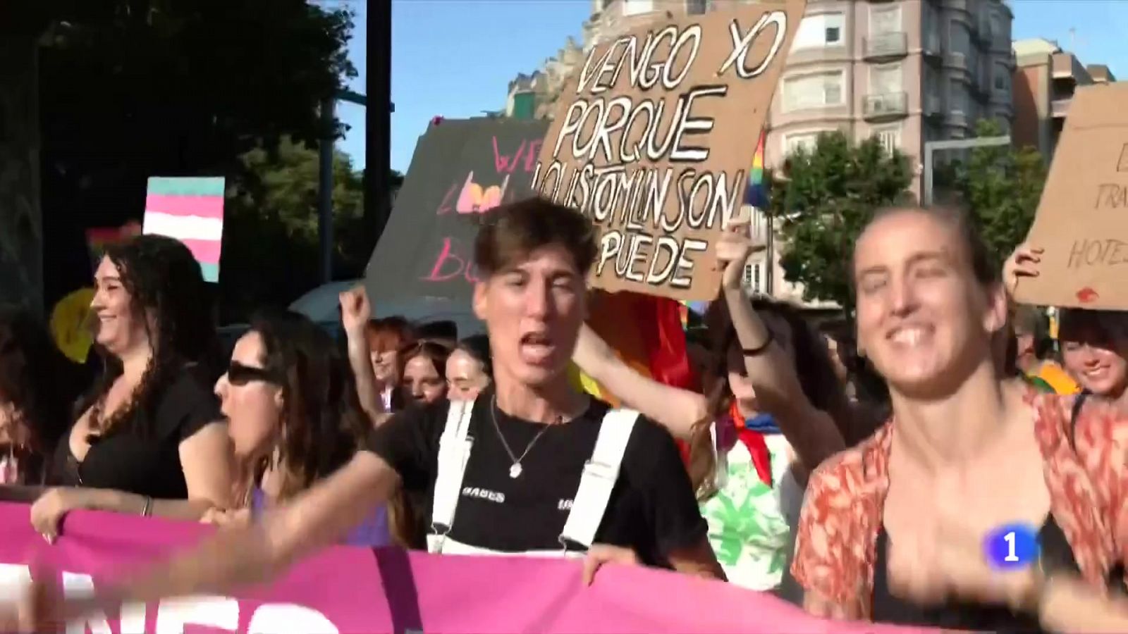 Milers de persones omplen els carrers de Barcelona d'Orgull LGTBIQ+