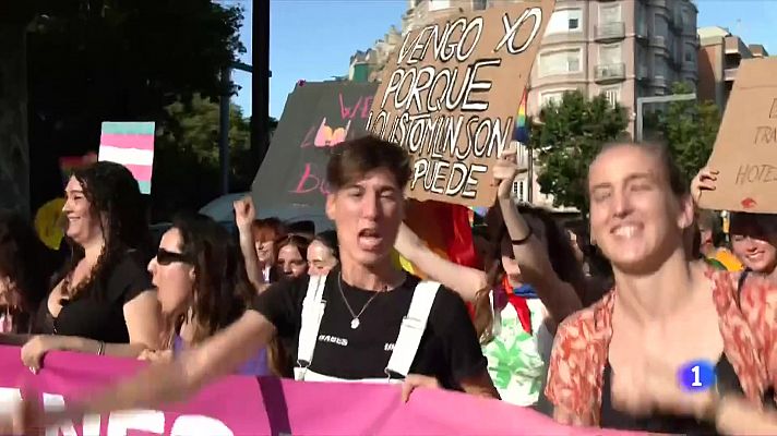 L'Informatiu - Milers de persones omplen els carrers de Barcelona d'Orgull LGTBIQ+