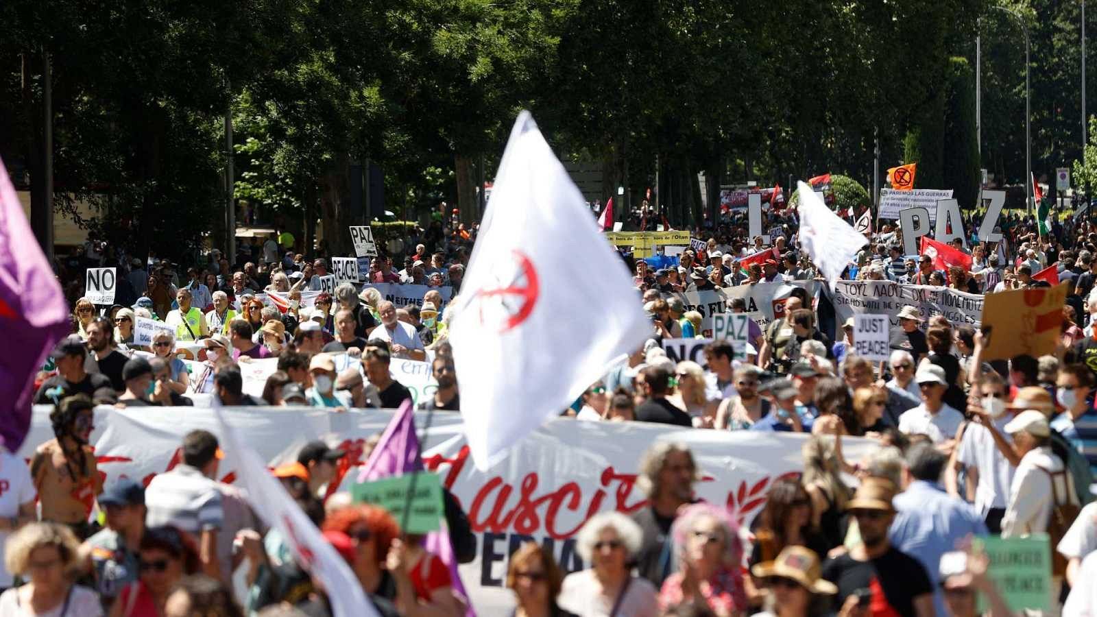 Una manifestación "a favor de la paz" y contra la cumbre de la OTAN recorre Madrid