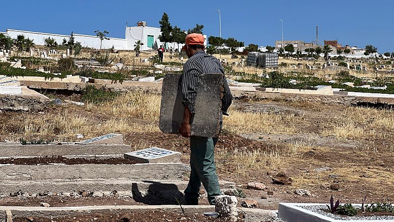 Marruecos prepara fosas para enterrar a los migrantes muertos en el intento de salto en Melilla