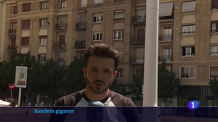 Una bandera de Navarra "de grandes dimensiones" ondea ya en el cielo de Pamplona