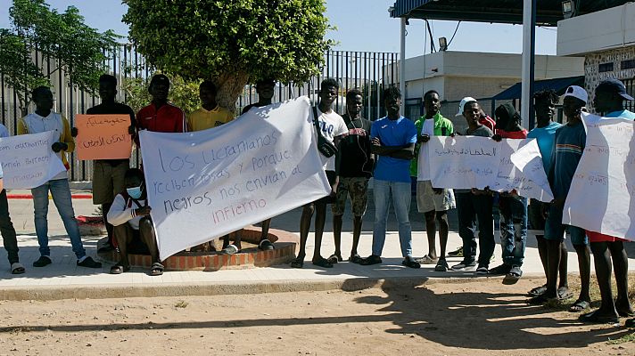 Decenas de migrantes piden una investigación tras la tragedia del salto a la valla de Melilla