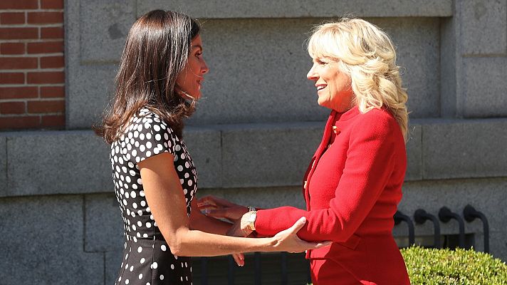 La reina Letizia recibe a Jill Biden en Zarzuela antes de la cumbre y visitan la Asociación Española contra el Cáncer