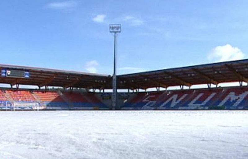 Los jugadores del Numancia han tenido que entrenarse en el estadio de Los Pajaritos sobre una gruesa capa de hielo y nieve.