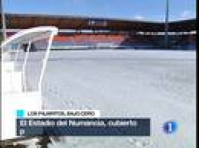 Los jugadores del Numancia han tenido que entrenarse en el estadio de Los Pajaritos sobre una gruesa capa de hielo y nieve.
