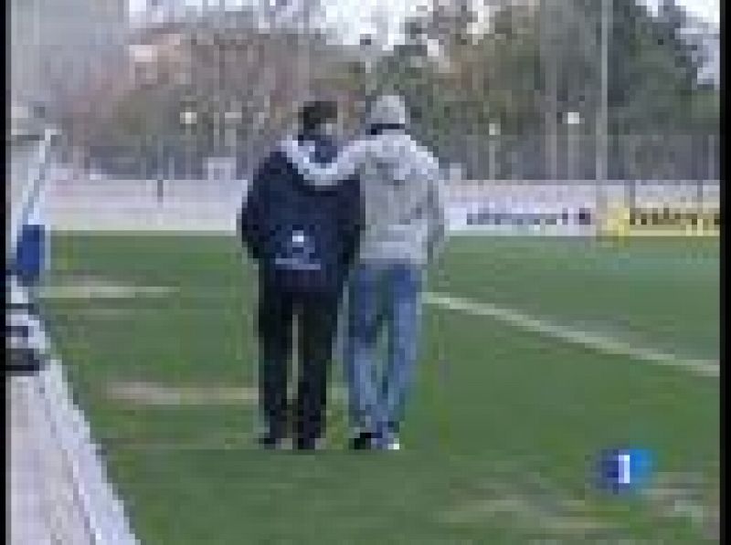 El jugador Sergio Sánchez que ha sido apartado temporalmente de los terrenos de juego, Sergio Sánchez, visita a sus ex compañeros del Espanyol en el entrenamiento. 