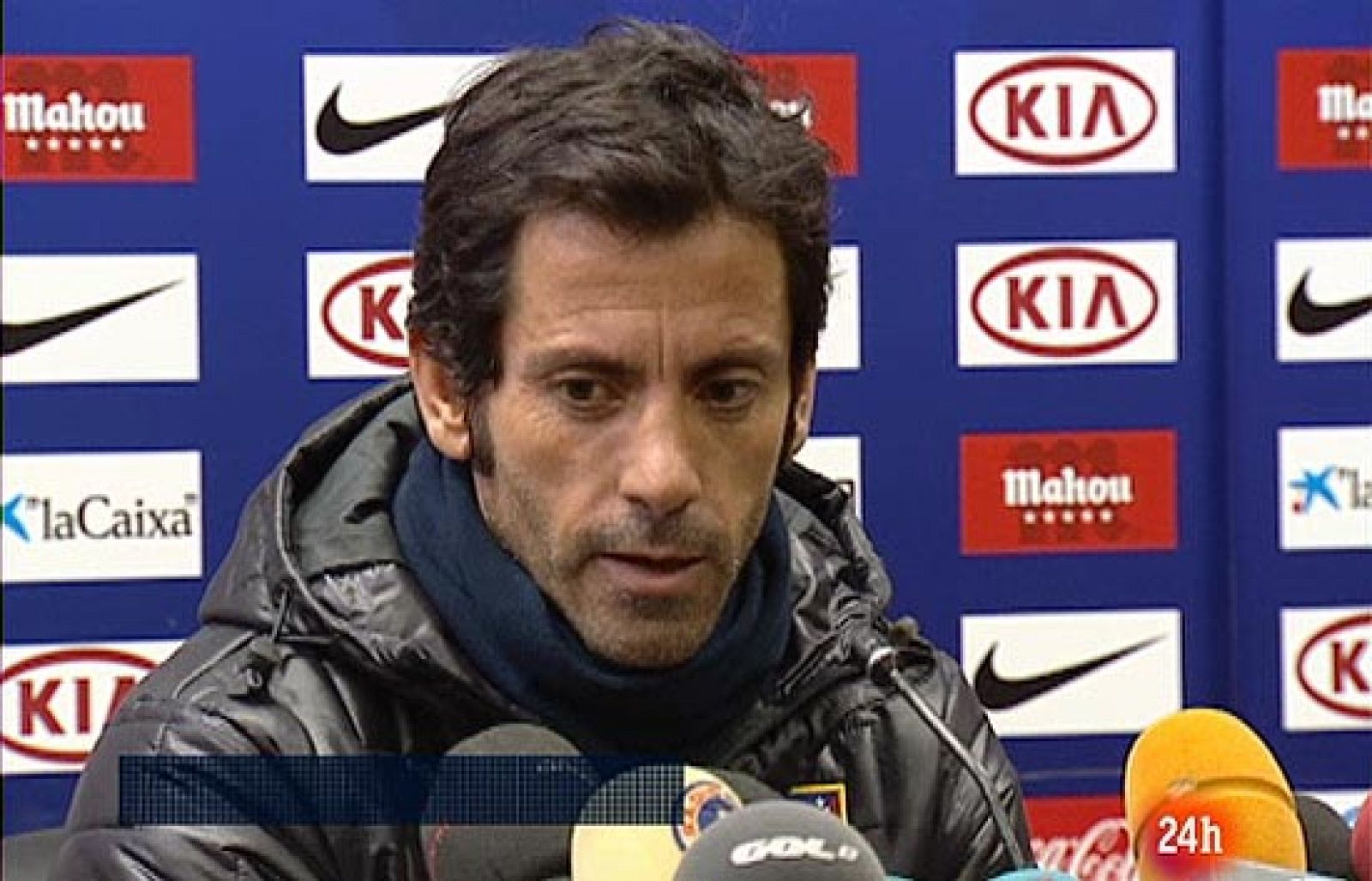 Quique planea la purga al practicar en el entrenamiento un once sin Forlán, Juanito ni Simao. El club también ha hecho oficial el fichaje del portugués Tiago.