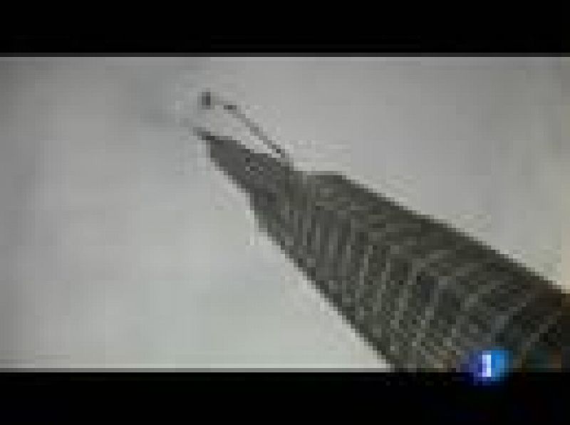 Poco después de su inauguración, dos 'base jumpers' ya se han lanzado desde el edificio más alto del mundo: el 'Burj Dubai'. 