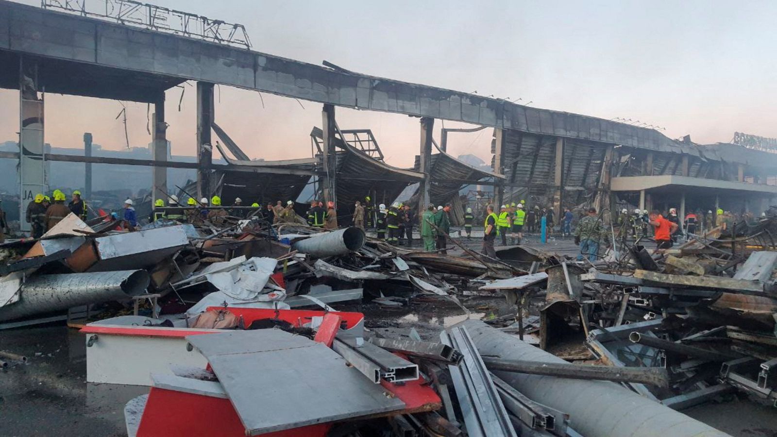 Al menos 11 muertos en el ataque ruso a un centro comercial en el este de Ucrania