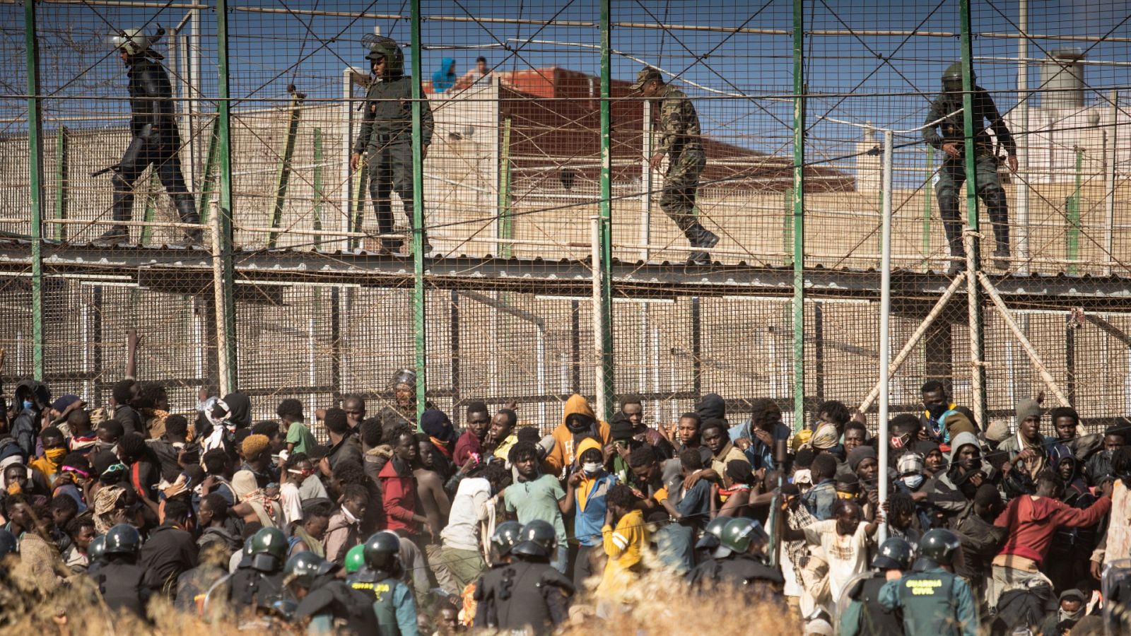 Nuevas imágenes del salto masivo a la valla de Melilla en la que fallecieron al menos 23 migrantes