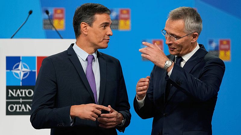 El presidente del Gobierno, Pedro Sánchez, y el secretario general de la OTAN, Jens Stoltenberg, antes de la cumbre de la OTAN