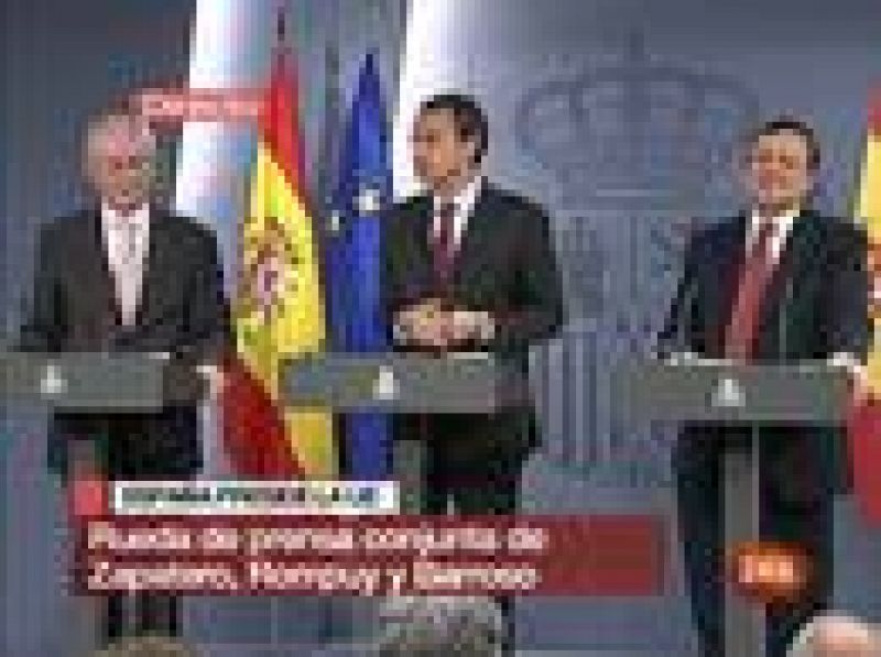 El presidente del Gobierno ha bromeado con su colocación en el centro de la rueda de prensa con Van Rompuy y Barroso. 