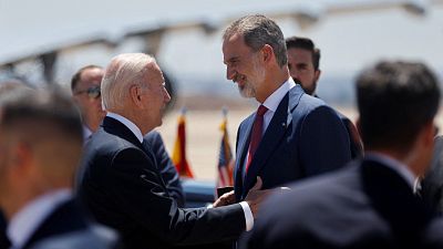 Biden llega a Madrid recibido por el rey Felipe VI