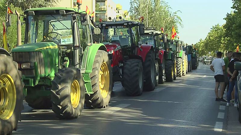 Tractorada de protesta en Granada - Ver ahora