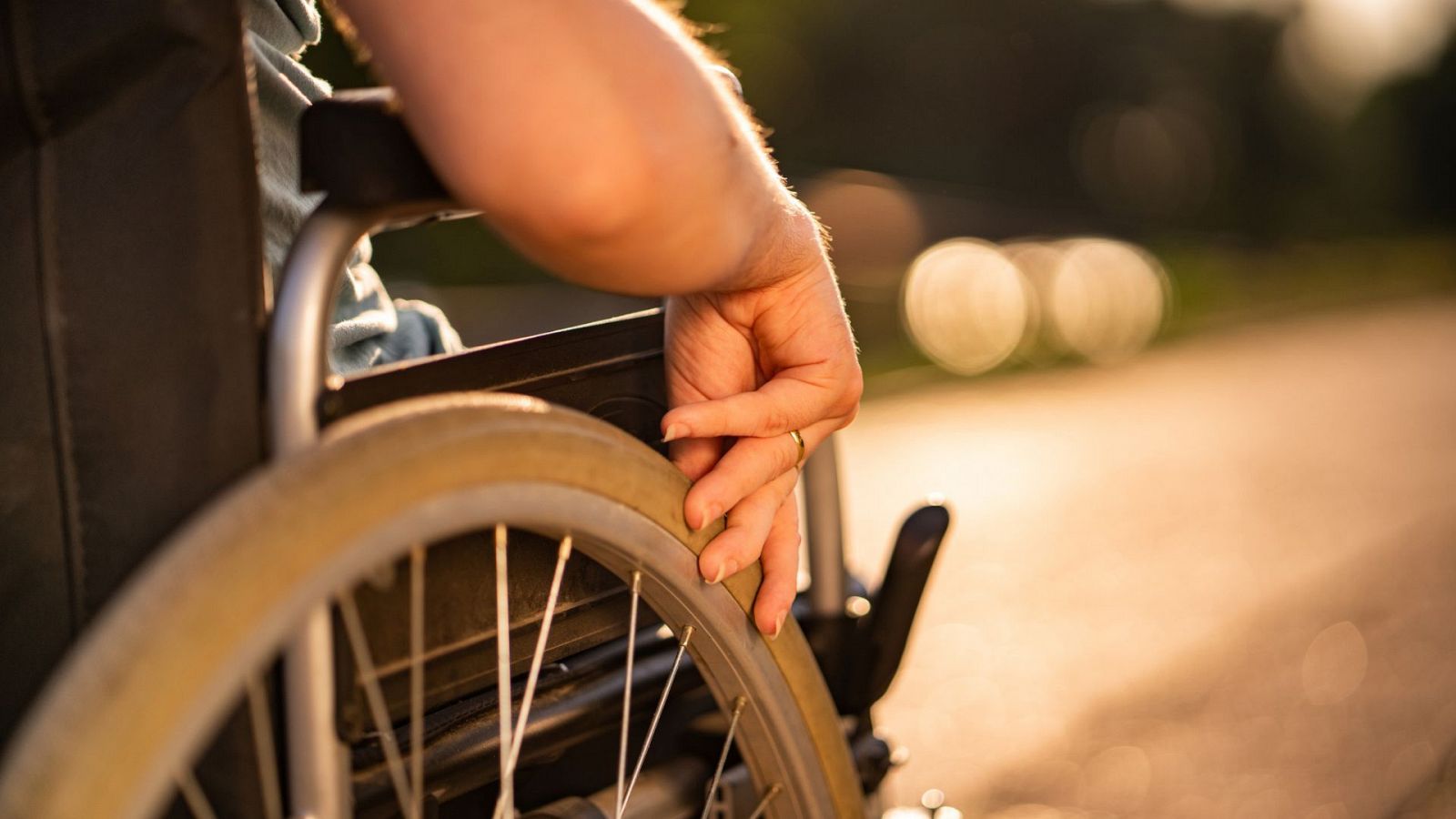 "Voy en silla de ruedas, no soy invisible", un fenómeno viral por sus vídeos de denuncia - Ver ahora