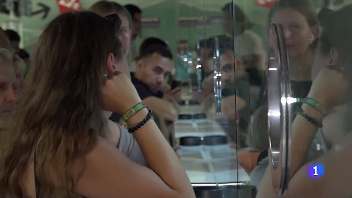 L'Informatiu - La vaga de tripulants de Ryanair torna a posar a prova la T2