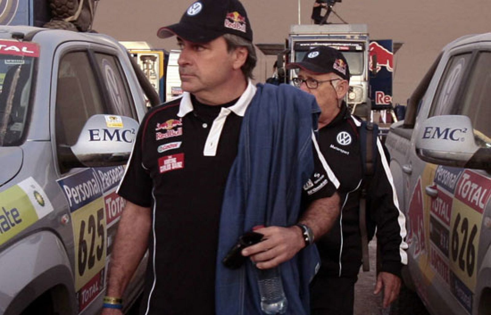 Mientras Marc Coma sigue incapaz de remontar la distancia que le separa de Despres, en coches Carlos Sainz mantiene su liderato. 